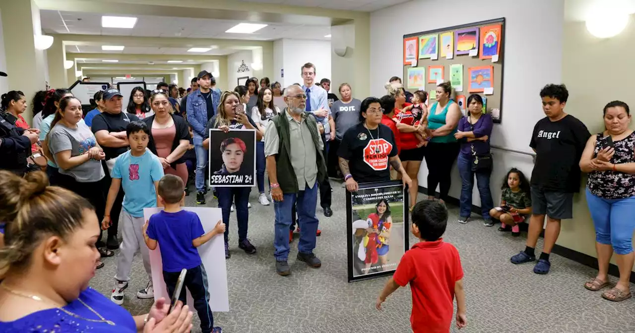 Parents with fentanyl concerns demand info in Spanish from Carrollton-Farmers Branch ISD