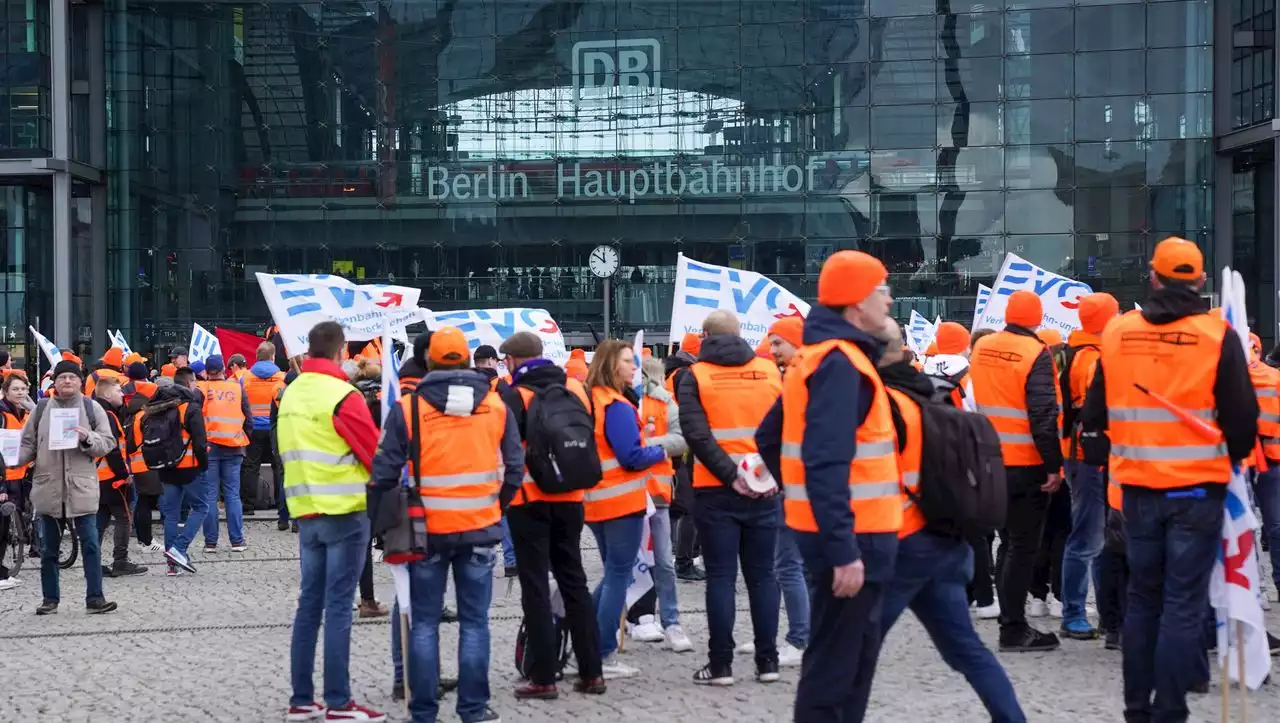 Wegen Warnstreiks im Verkehrssektor: Logistikverband spricht sich für Aufhebung von Lkw-Sonntag-Fahrverbot aus