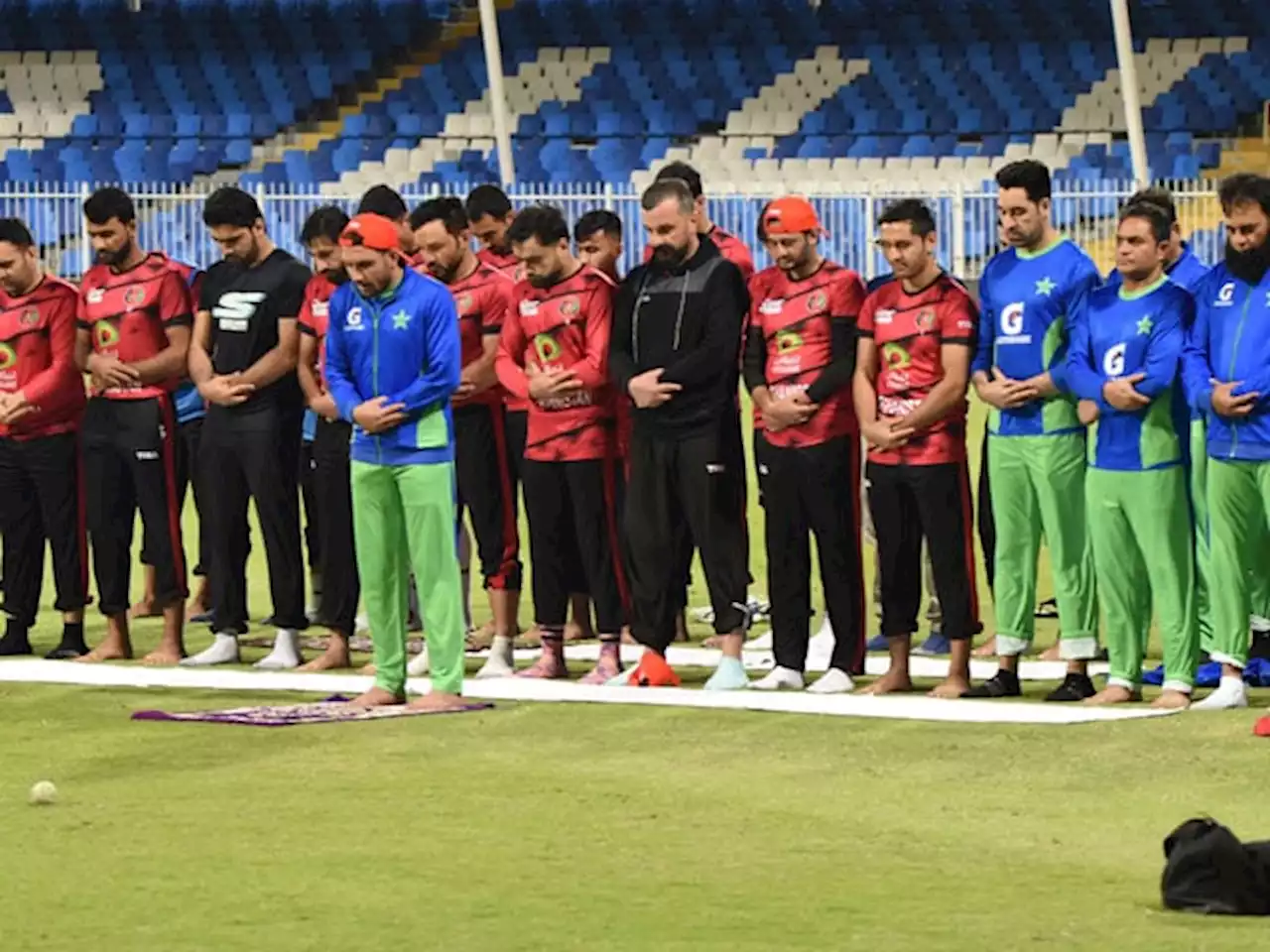 شارجہ اسٹیڈیم میں پاک افغان کرکٹ ٹیم کے کھلاڑیوں کی باجماعت نماز کی ادائیگی - ایکسپریس اردو