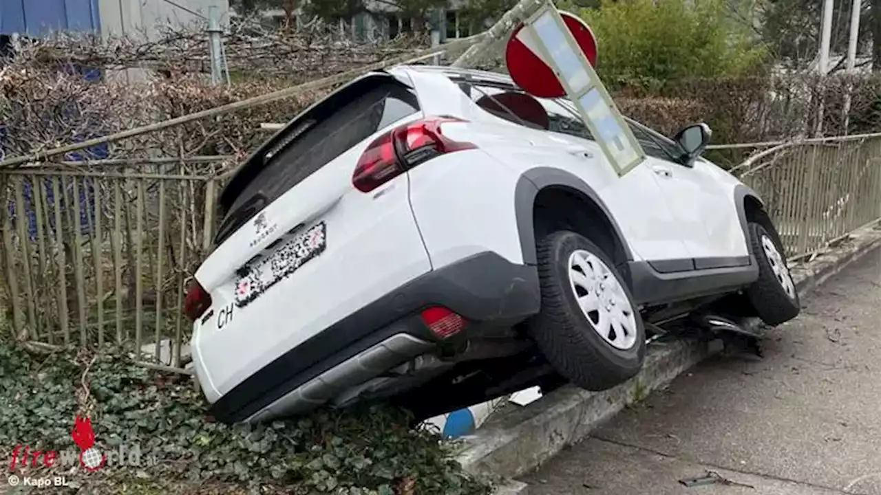 Schweiz: Auto hängt nach Unfall über Fußgängerunterführung in Reinach