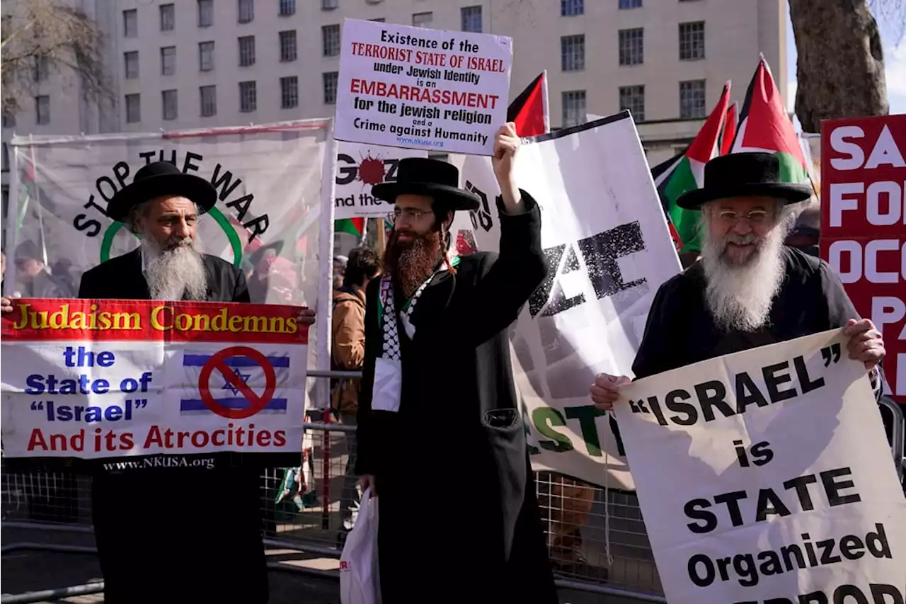 Netanyahu met by protests on London visit