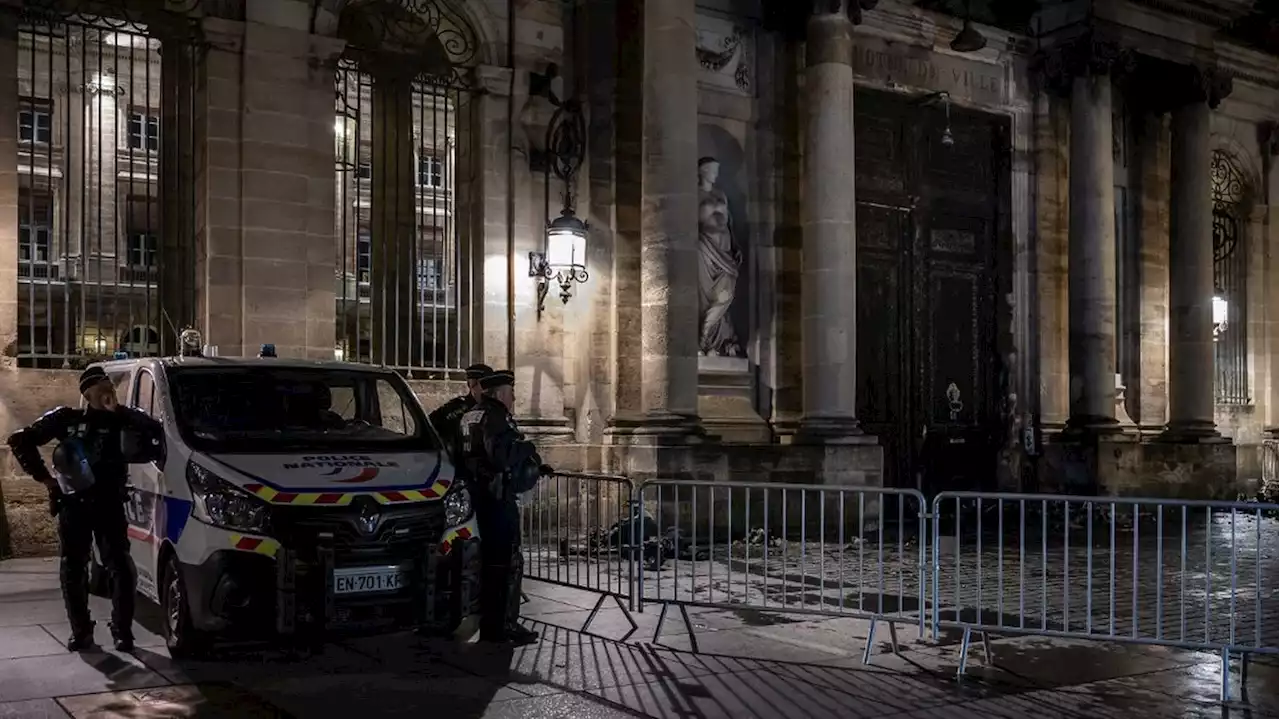 Porte de la mairie de Bordeaux incendiée : 'Je suis extrêmement peiné, choqué, indigné', réagit le maire