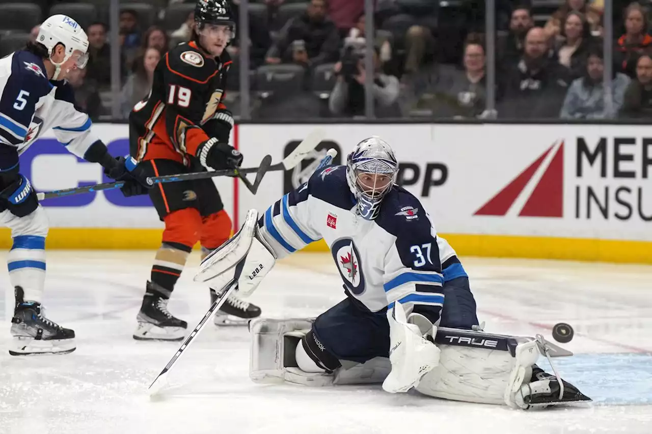 Lowry’s tiebreaking goal sends Jets to 3-2 win over Ducks