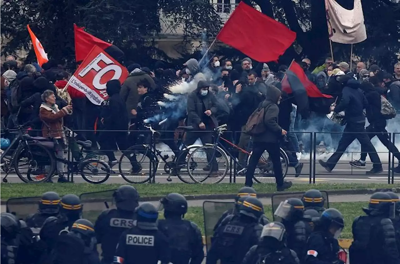 Violence hits Paris in day of protests over Macron's pension changes