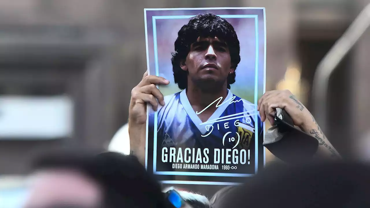 Striscione offensivo contro Maradona: cancellato il biglietto di un tifoso inglese | Goal.com Italia