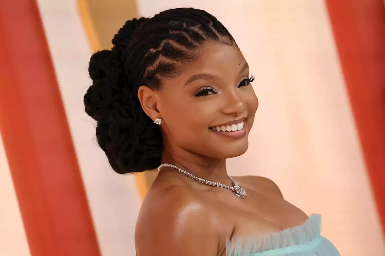 Halle Bailey, sensuelle dans une robe ultra moulante, enflamme la Toile ! - Grazia