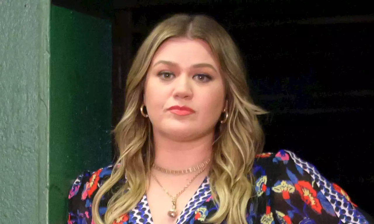 Kelly Clarkson's show brings fans to tears with emotional tribute following sudden death