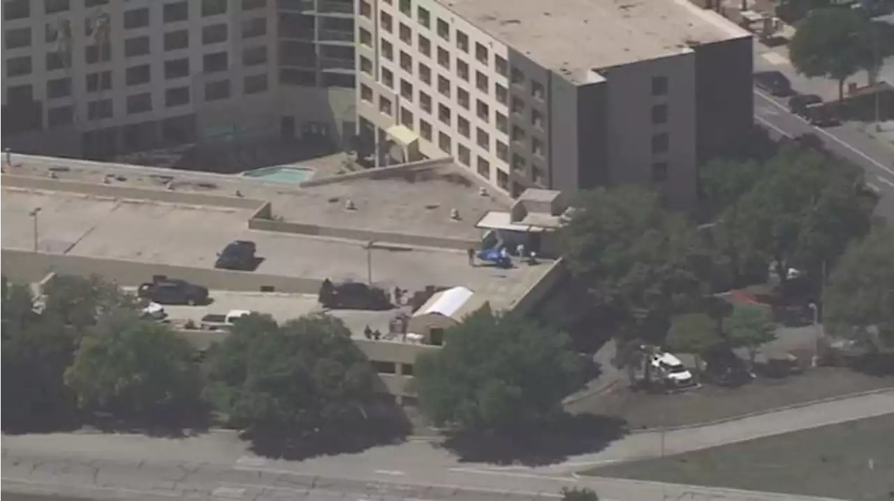 US Marshals shoot, kill suspect in parking garage of downtown hotel