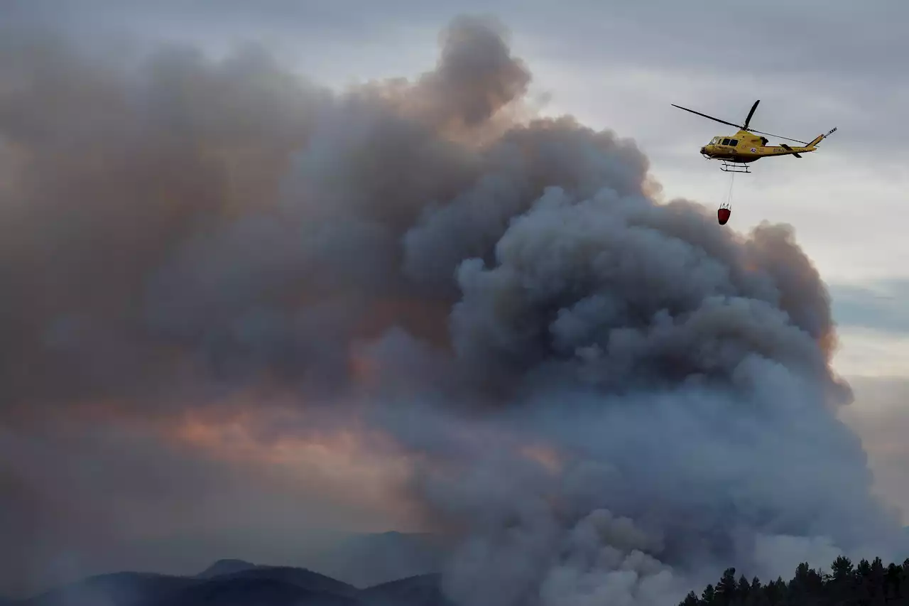 Sanidad recomienda permanecer en interiores y cerrar ventanas y entradas del aire ante las cenizas del incendio forestal de Villanueva de Viver