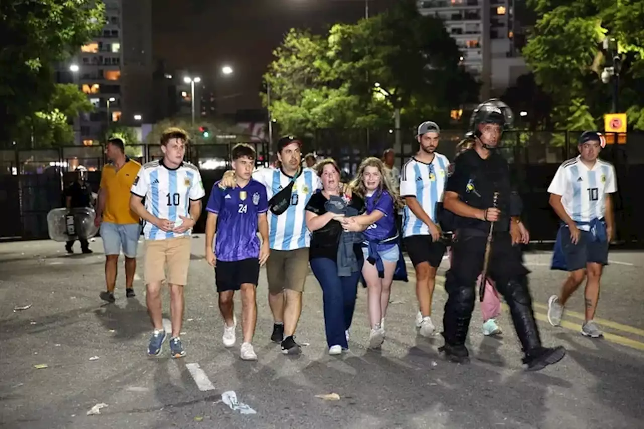 Incidentes en el Monumental: hinchas quisieron ingresar sin entradas y se enfrentaron con la policía