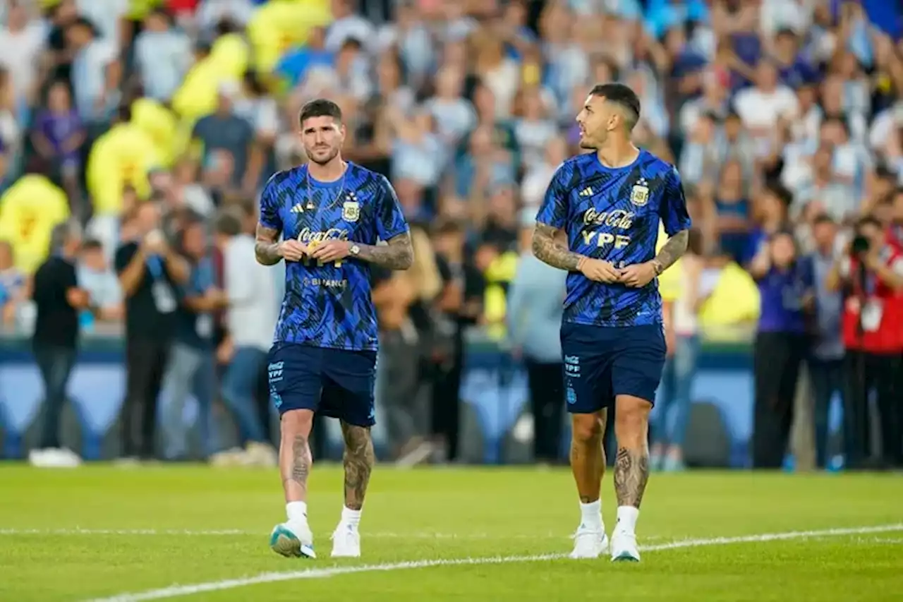 Rodrigo De Paul y Leandro Paredes repitieron la cábala del Mundial: saltaron al campo de juego con los caramelos