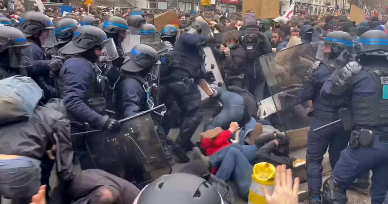 « Il y a mon grand-père par terre » : les images d’une charge policière dans la manifestation du 23 mars à Paris