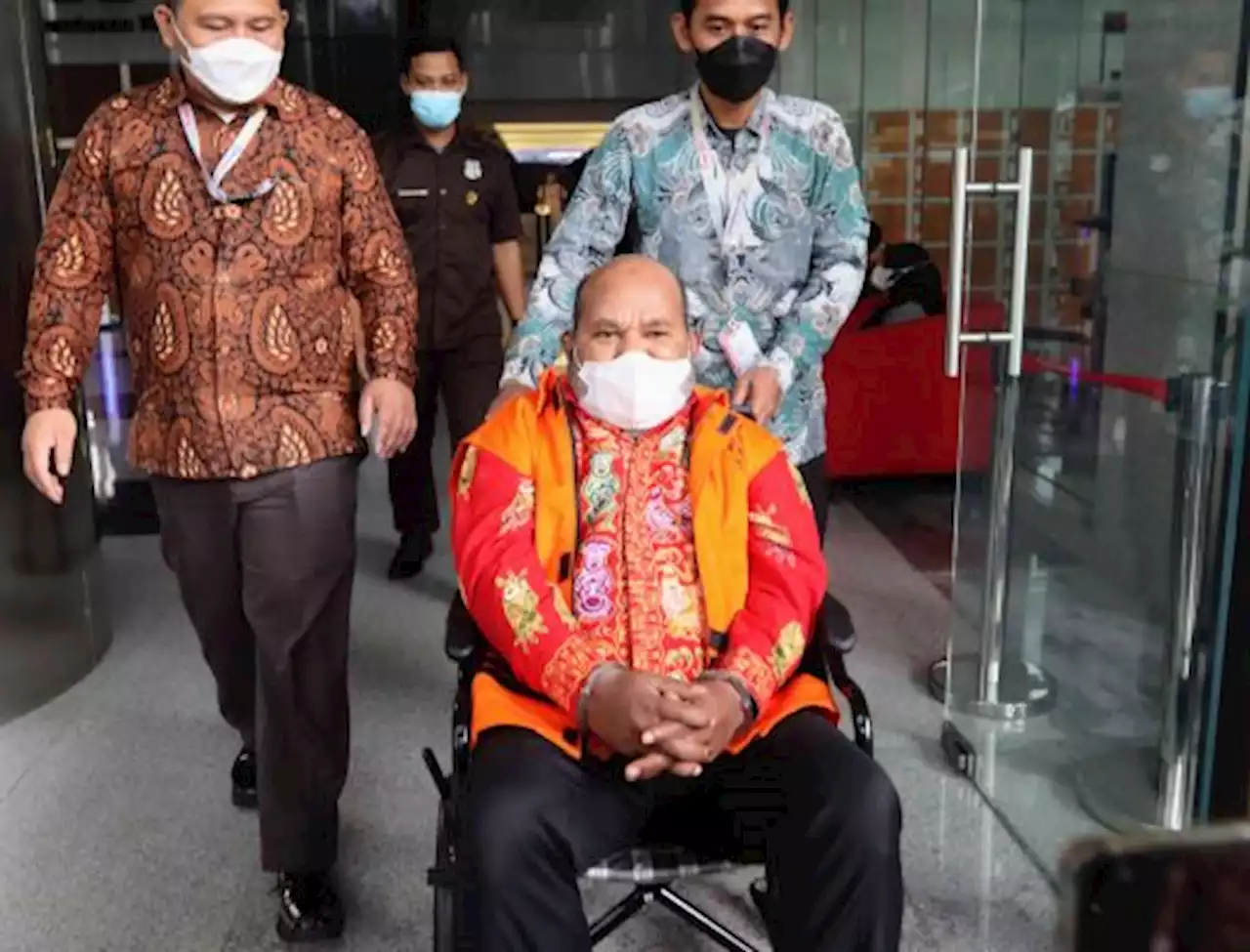 Lukas Enembe Tolak Obat Pemberian Dokter KPK, Minta diterbangkan ke Singapura