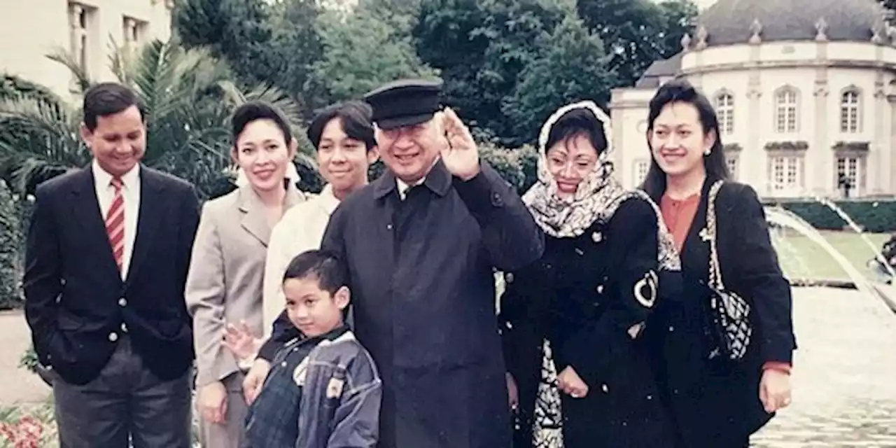 Potret Lawas Soeharto & Ibu Tien Bersama Anak-anaknya, Penampilan Tommy Jadi Sorotan | merdeka.com