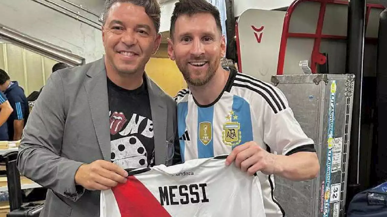 La foto 'perfecta' de River: Marcelo Gallardo le entregó la 10 a Lionel Messi