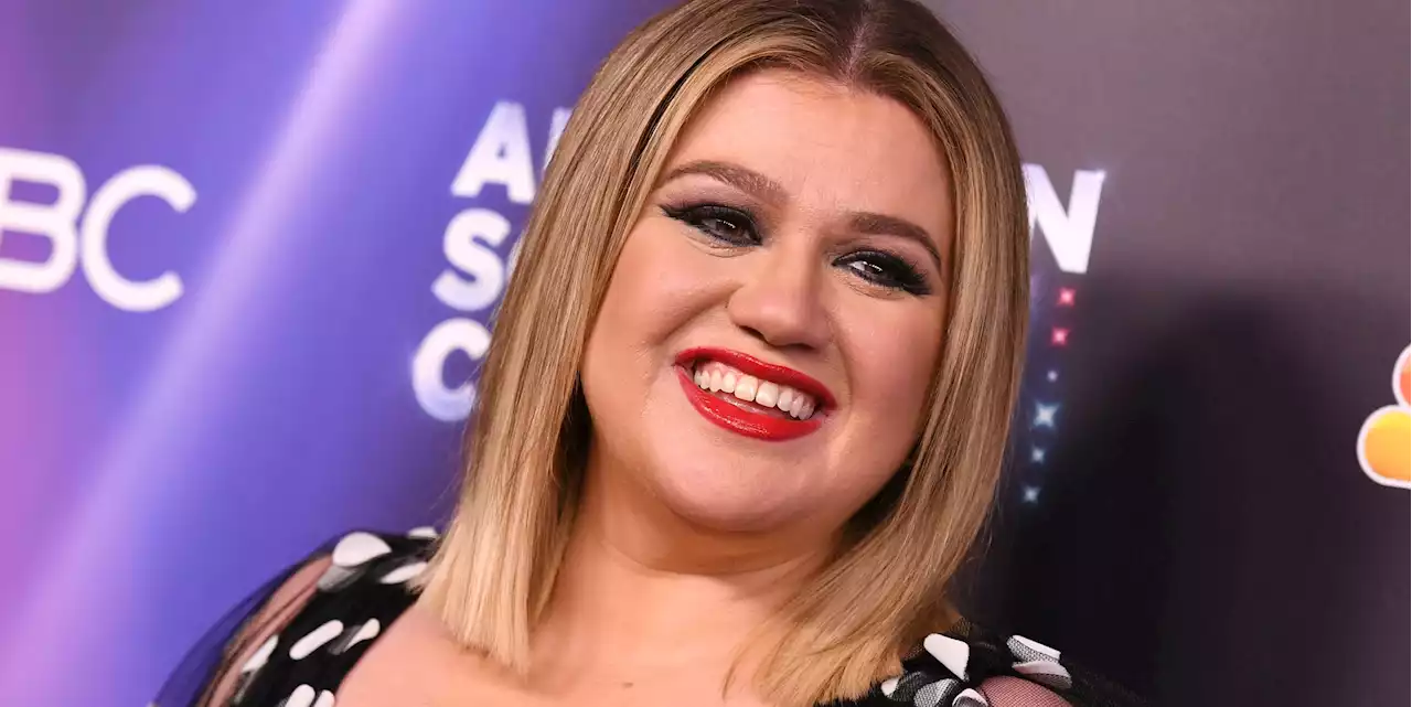 Kelly Clarkson Wore a See-Through Lace Dress and ‘Voice’ Fans Are Losing It