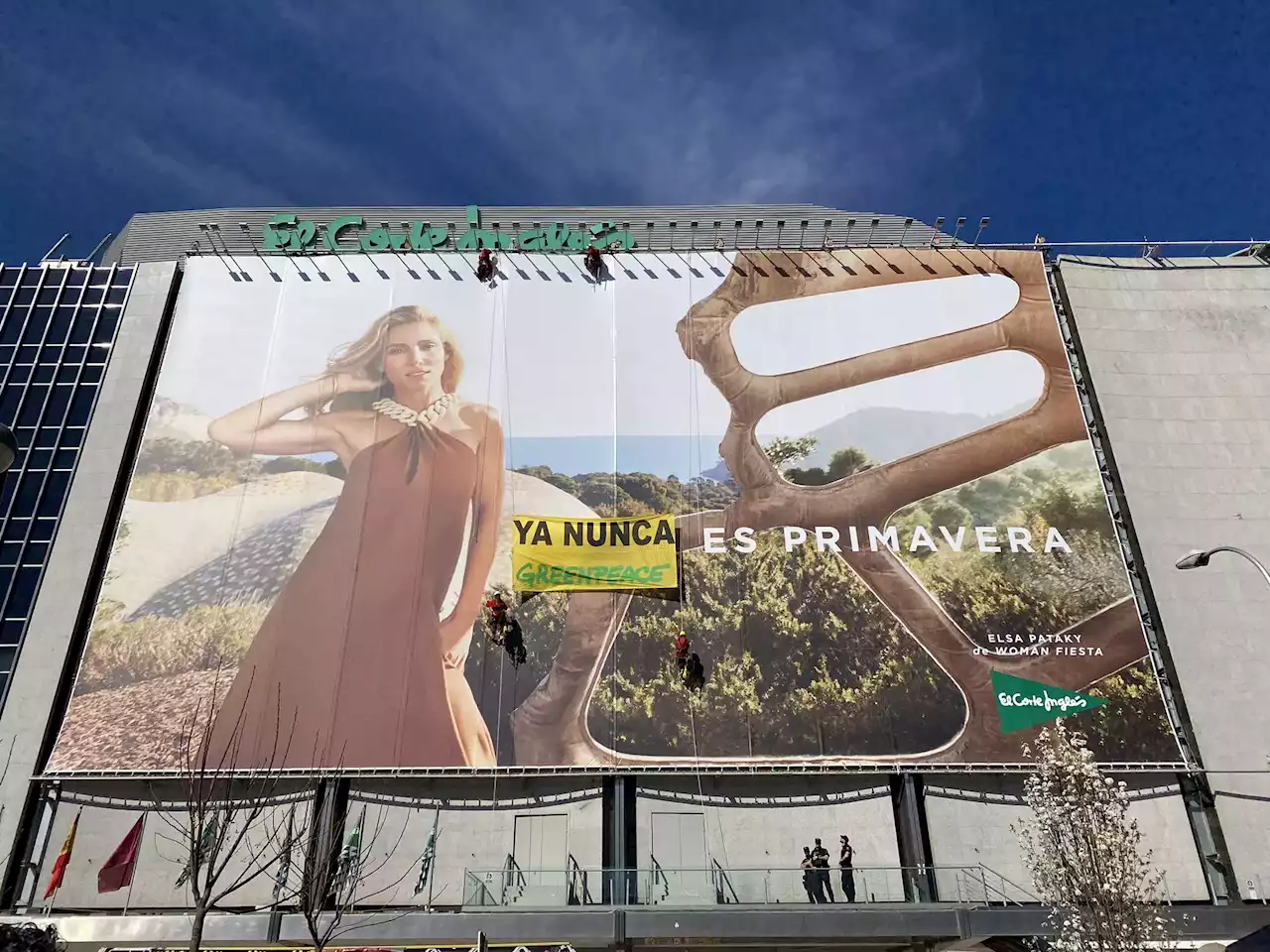 Greenpeace cambia el mensaje de la fachada de El Corte Inglés: 'Ya nunca es primavera'