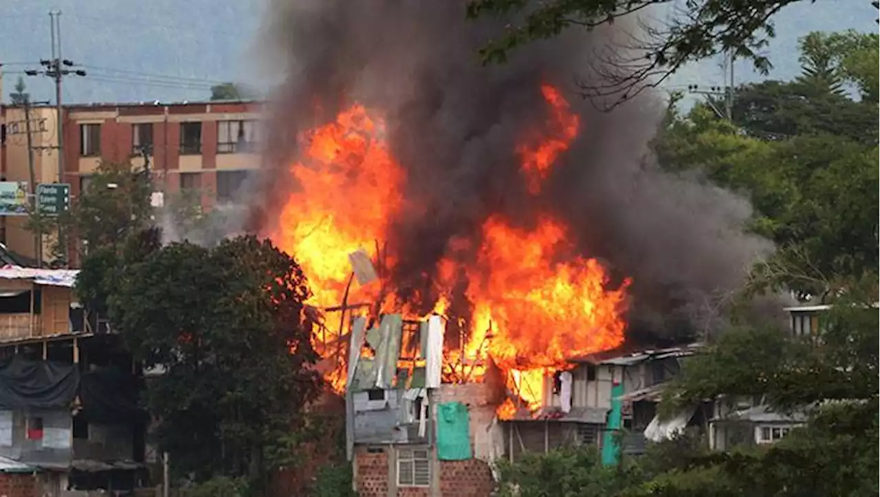 [Fotos] Incendio en Armenia quemó 12 casas y dejó 30 familias damnificadas - Pulzo