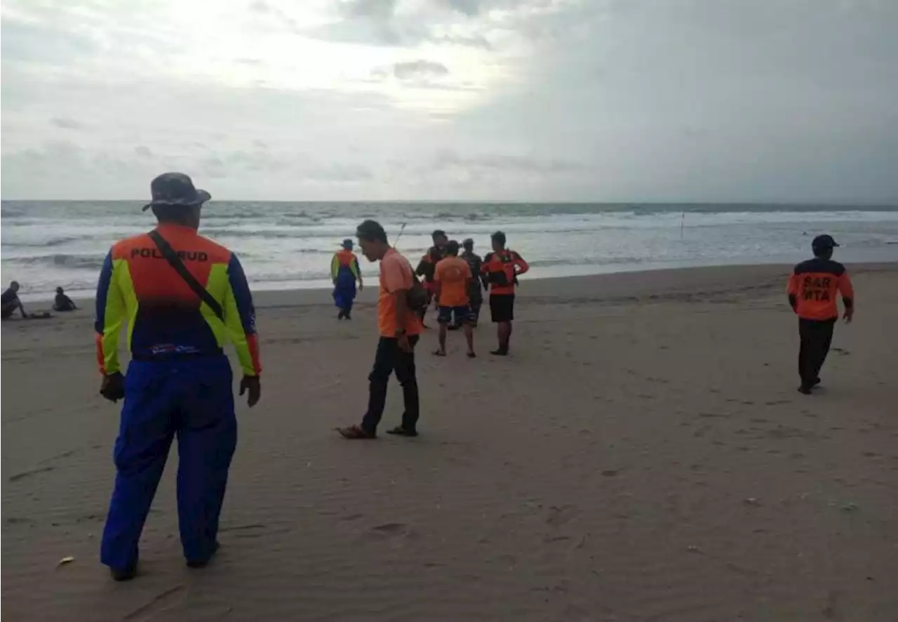 Dua Wisatawan Terseret Arus Pantai Pangandaran Saat Berenang Belum Ditemukan |Republika Online