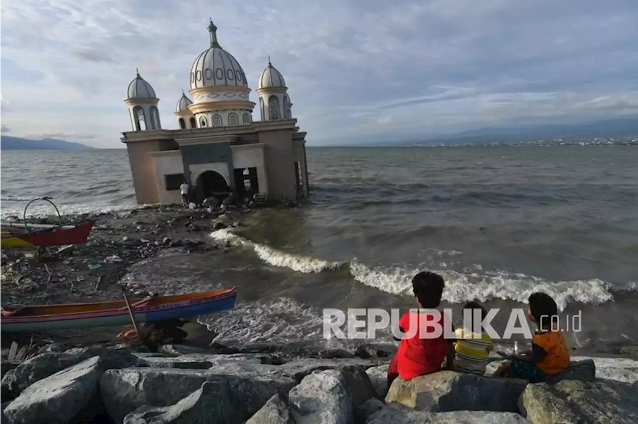 Menikmati Ngabuburit di Masjid Terapung Bekas Tsunami Palu