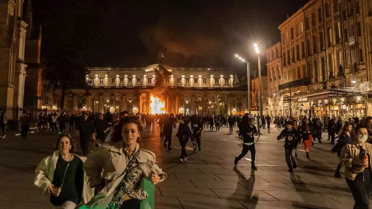 En images : l’incendie à la mairie de Bordeaux, le porche détruit par les flammes