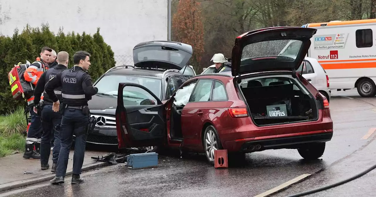 Unfallursache noch unklar: Drei Personen bei Frontalcrash in Köllerbach verletzt (Fotos)