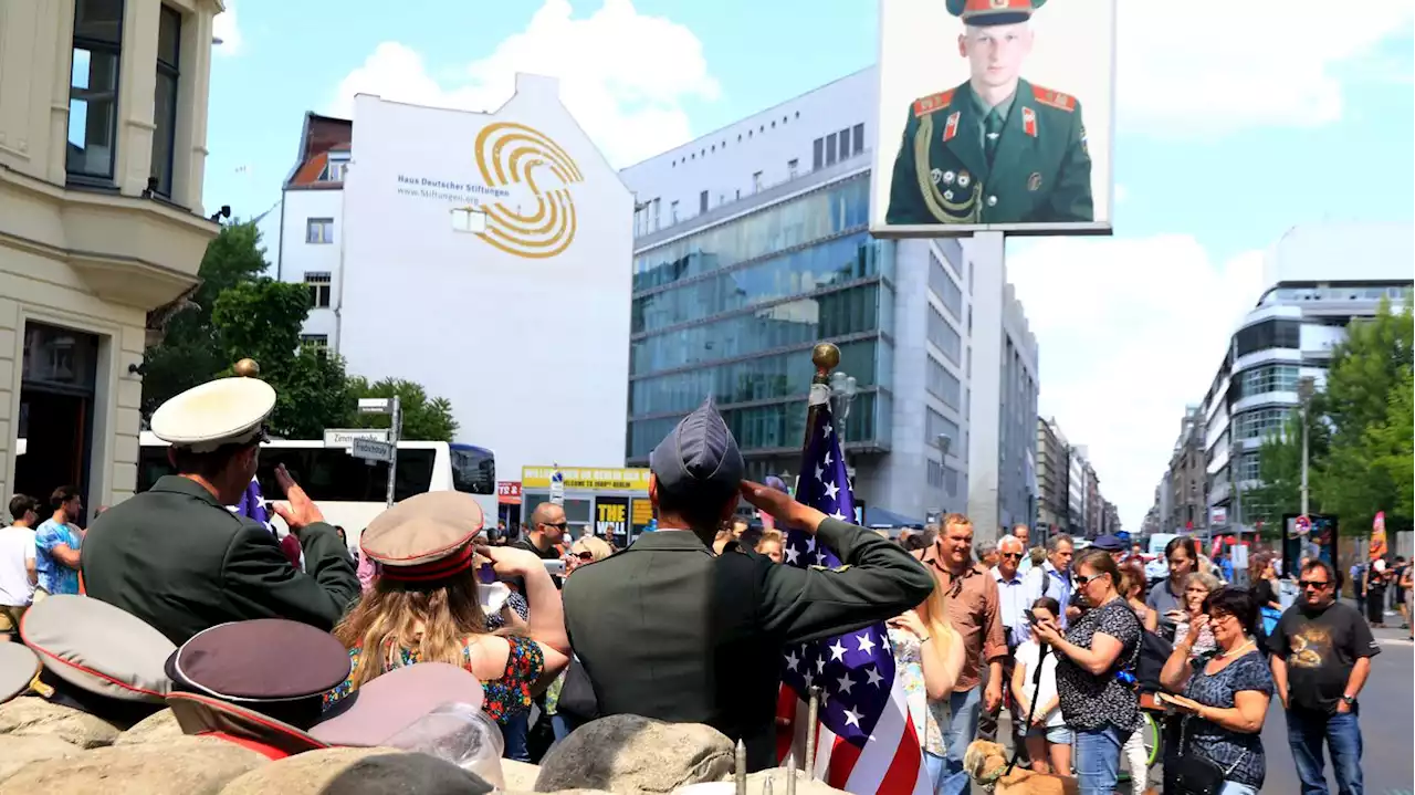 Zukunft des Checkpoint Charlie: Berliner Grüne und Linke kritisieren Rolle von Ex-Senator Strieder