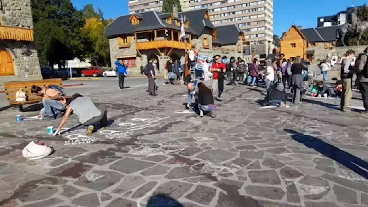 Arrojaron aguarrás y aceite para que no puedan pintarse pañuelos blancos de la plaza de Bariloche