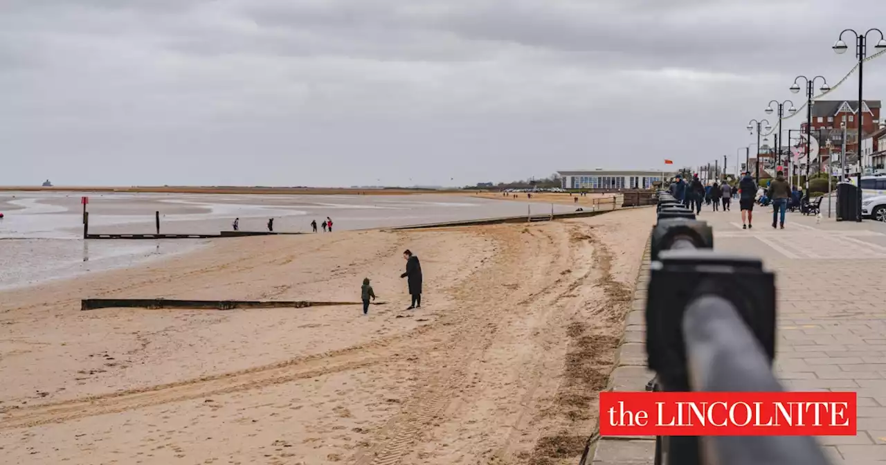 Councillor denies metal detecting is banned on Cleethorpes beach