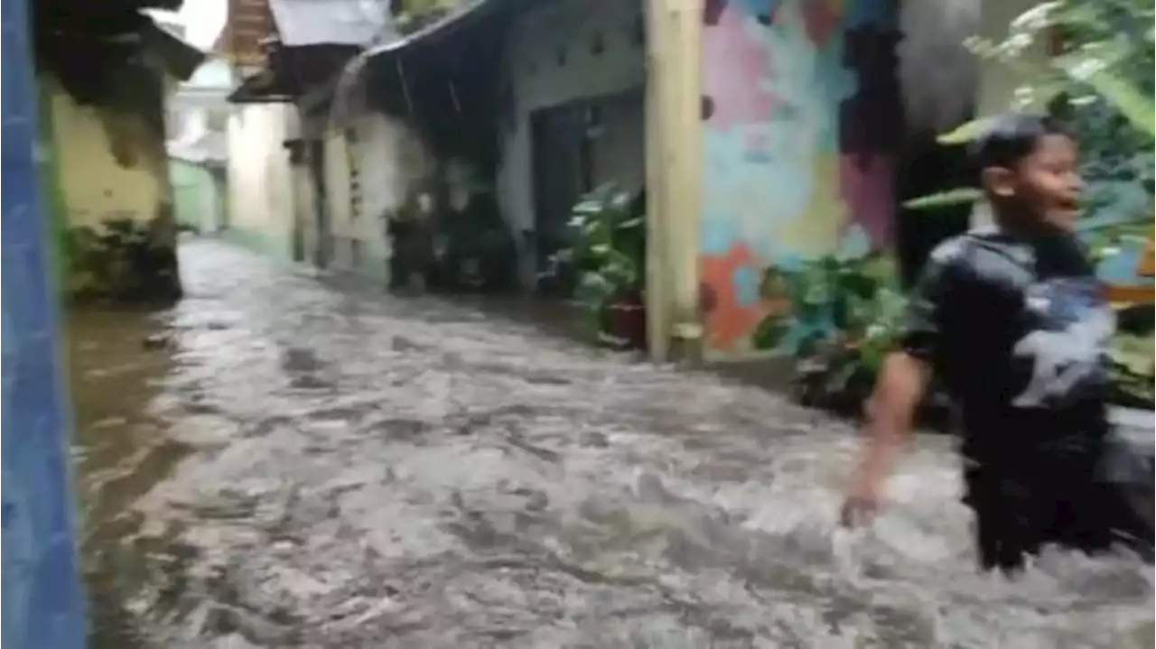 Kota Malang Diguyur Hujan Deras Disertai Petir, Muncul Banjir di Sejumlah Wilayah