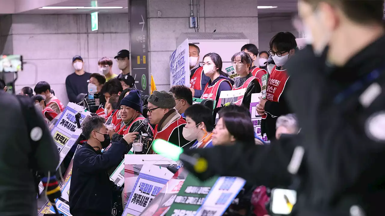 전장연, 시청역 밤샘 시위...오전 결의대회 후 해산