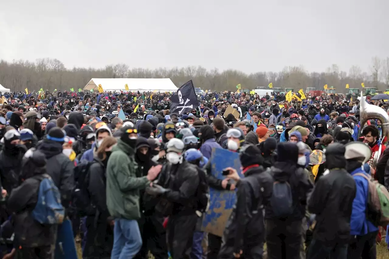 Manifestation anti-bassines dans les Deux-Sèvres : premiers affrontements à Sainte-Soline