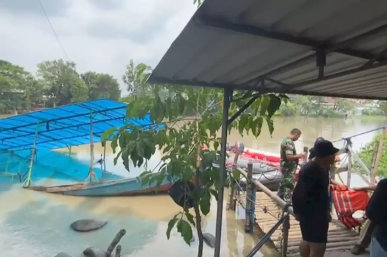 Belasan orang jadi korban perahu tambang terbalik di Surabaya