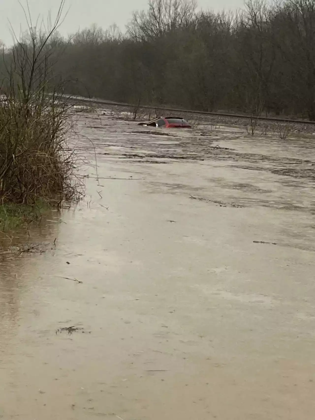 Widespread damage as tornado moves through Mississippi