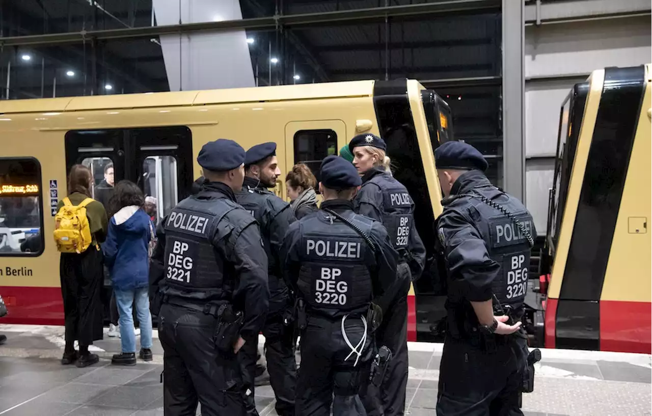 Kontrollen in Berliner Bahnhöfen: Acht Verstöße gegen Waffenverbot