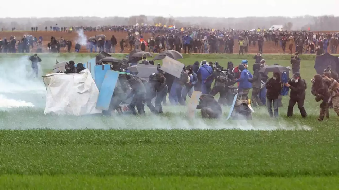 Mégabassines de Sainte-Soline: des gendarmes et des manifestants gravement blessés lors de la manifestation