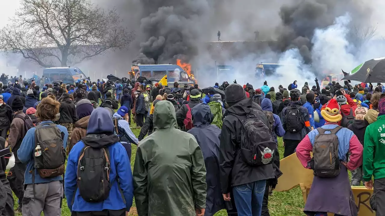 Sainte-Soline: au moins 200 blessés selon les organisateurs, 2 gendarmes et 3 manifestants en 'urgence absolue'