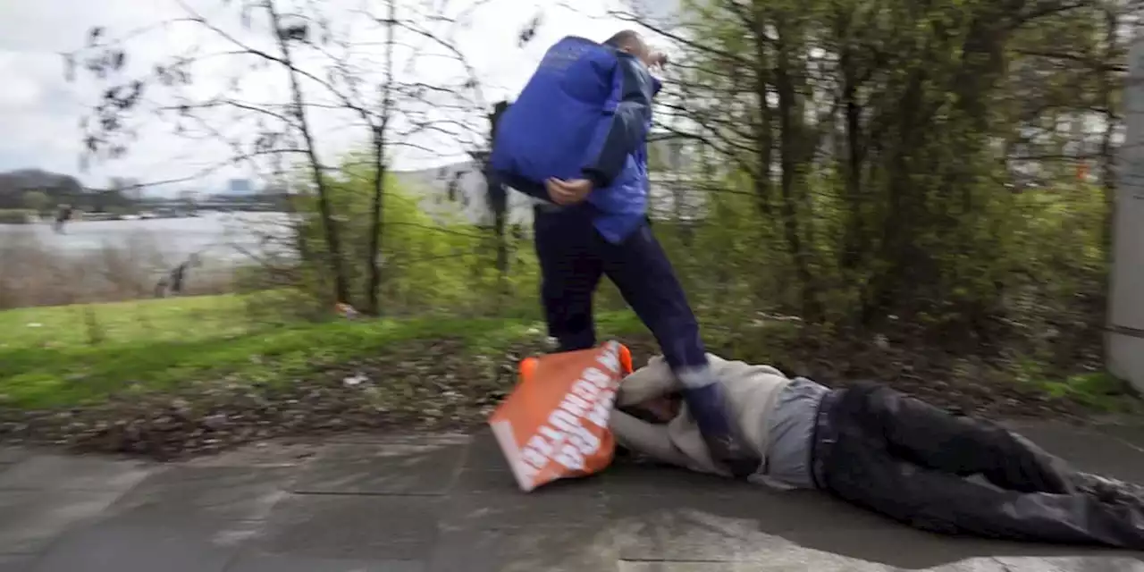 Autofahrer rastet aus und tritt Klima-Aktivist in den Bauch - Video