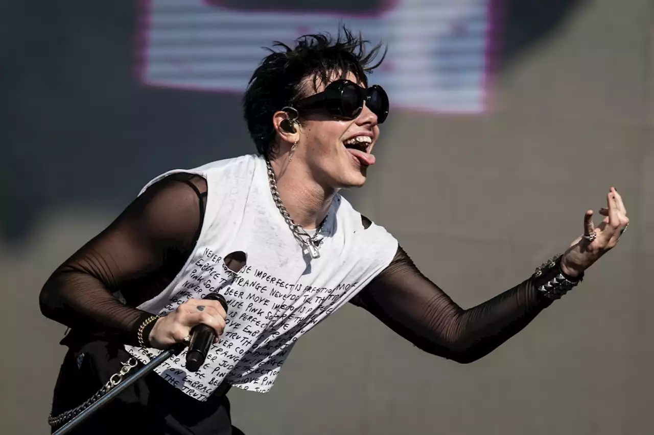 Yungblud canta no meio do público, usa cropped do Brasil e abre rodinha em show agitado no Lollapalooza
