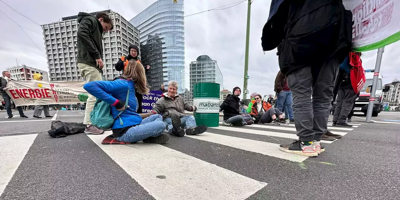 Aktivisten blockieren Wiener City, färben Donaukanal