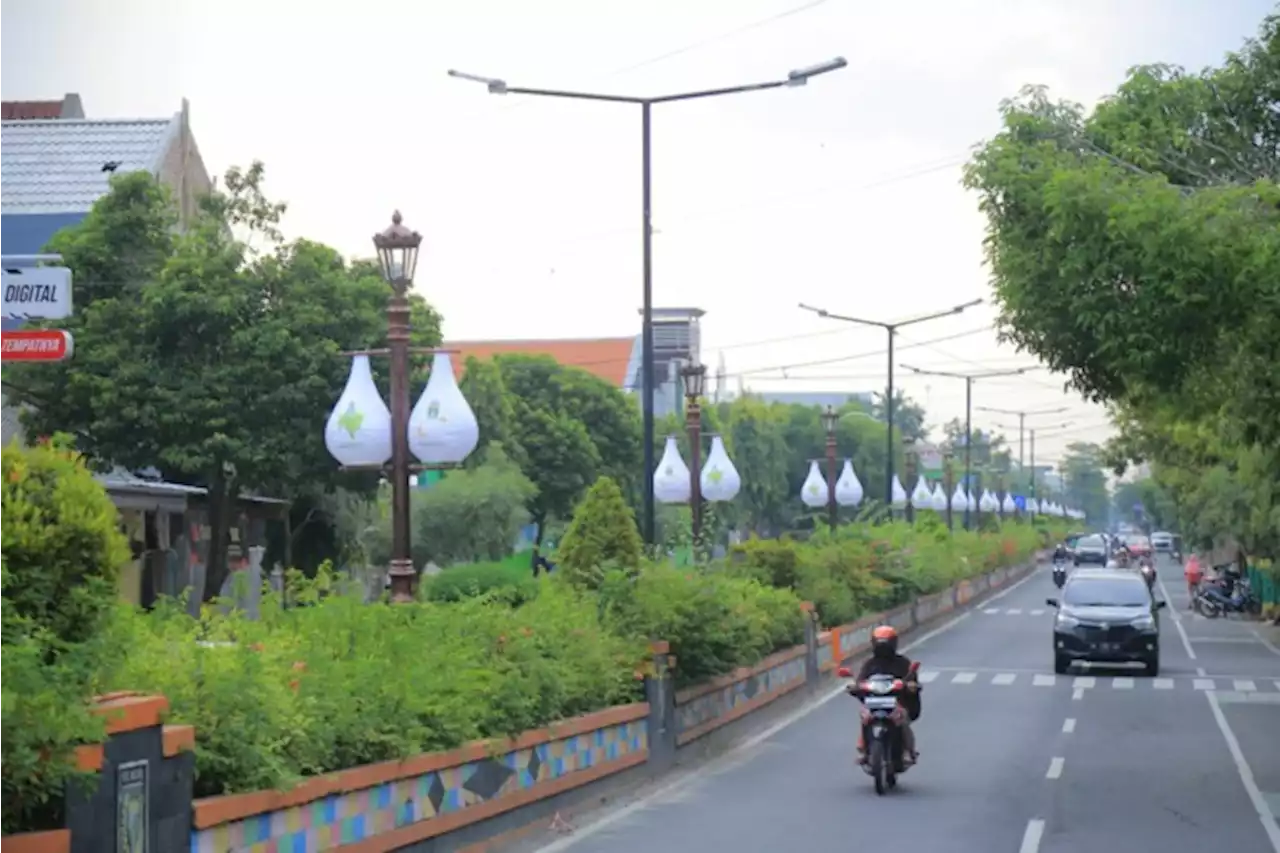 Lampion Warna-Warni Berganti Serbaputih, Meriahkan Bulan Ramadan