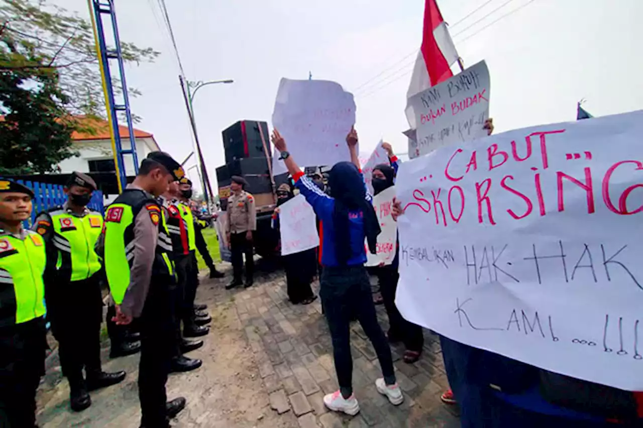 Puluhan Buruh Diskorsing, Pabrik Jok GHI Kraton Didemo