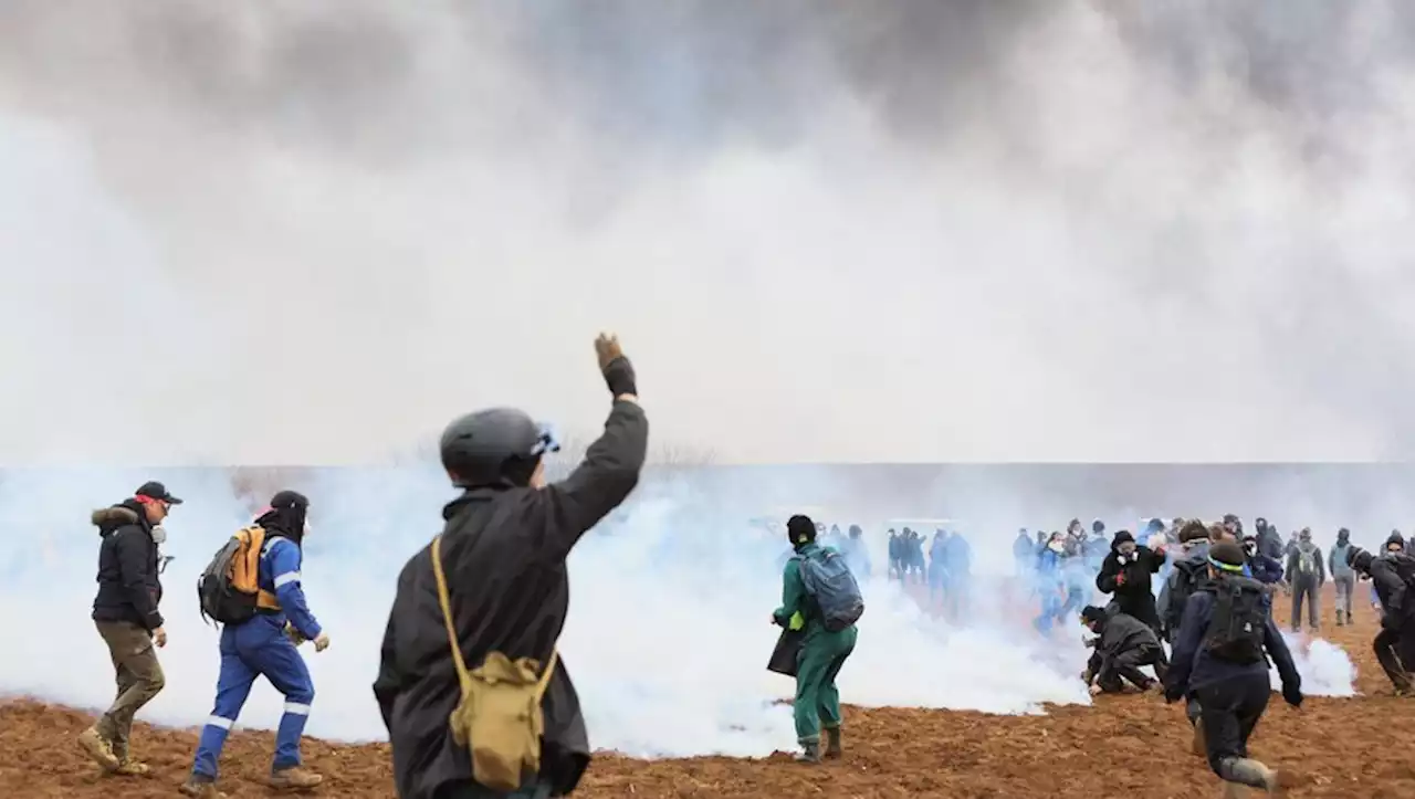 Méga-bassines de Sainte-Soline : 'plus de 200 blessés' parmi les manifestants, selon les organisateurs