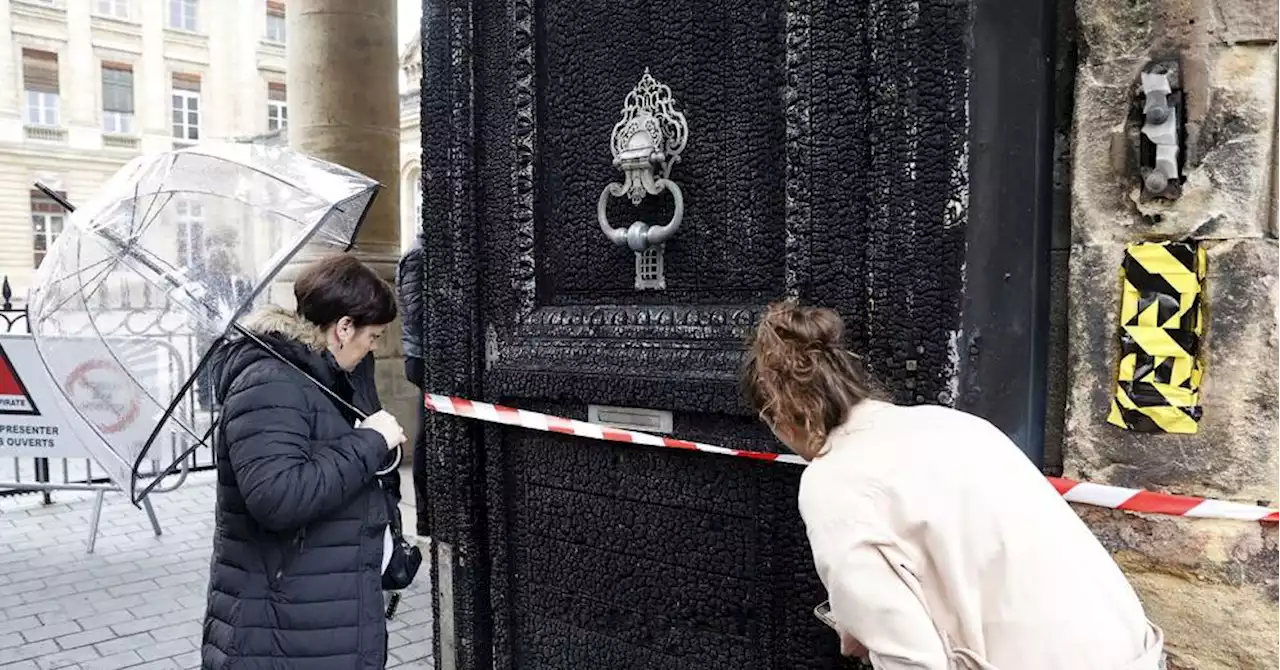 A Bordeaux, des habitants choqués devant la porte noircie de la mairie