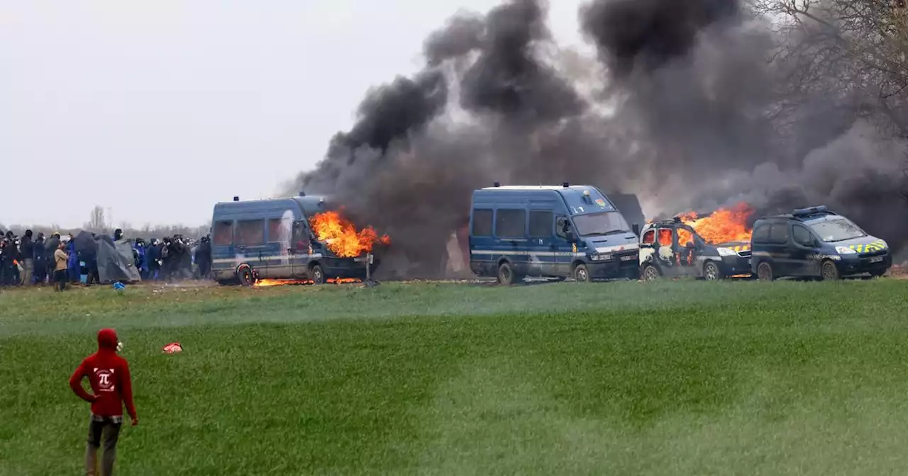 Méga-bassines : un photographe de Sud Ouest brûlé aux mains par un cocktail Molotov