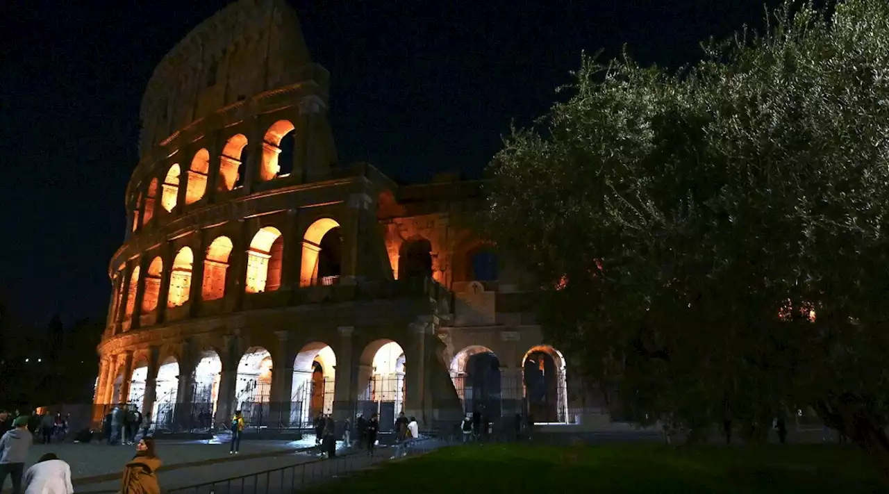 Earth Hour, da Roma a Shangai il mondo 'spegne' i monumenti-simbolo contro il cambiamento climatico