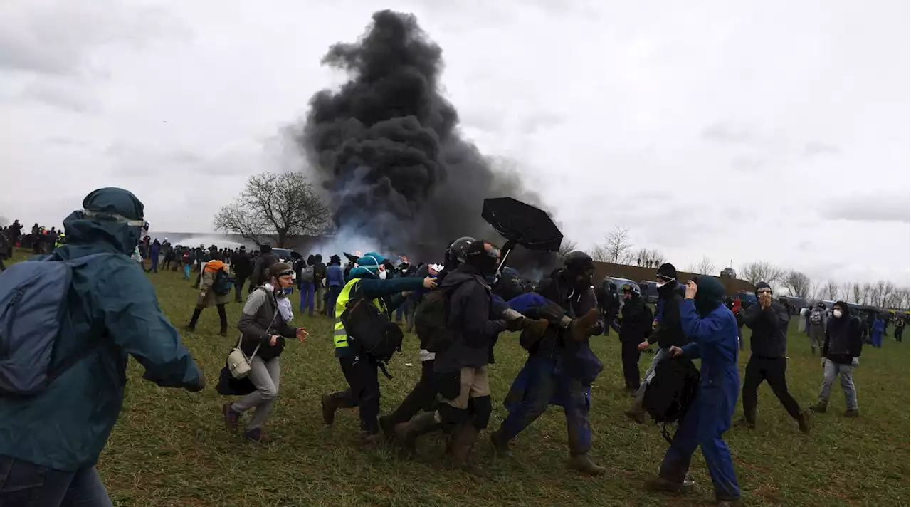 Francia, scontri fra black bloc e polizia al bacino idrico a Sainte-Soline