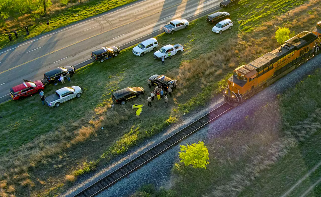 En Texas, hallan a migrantes sofocándose en tren; hay dos muertos