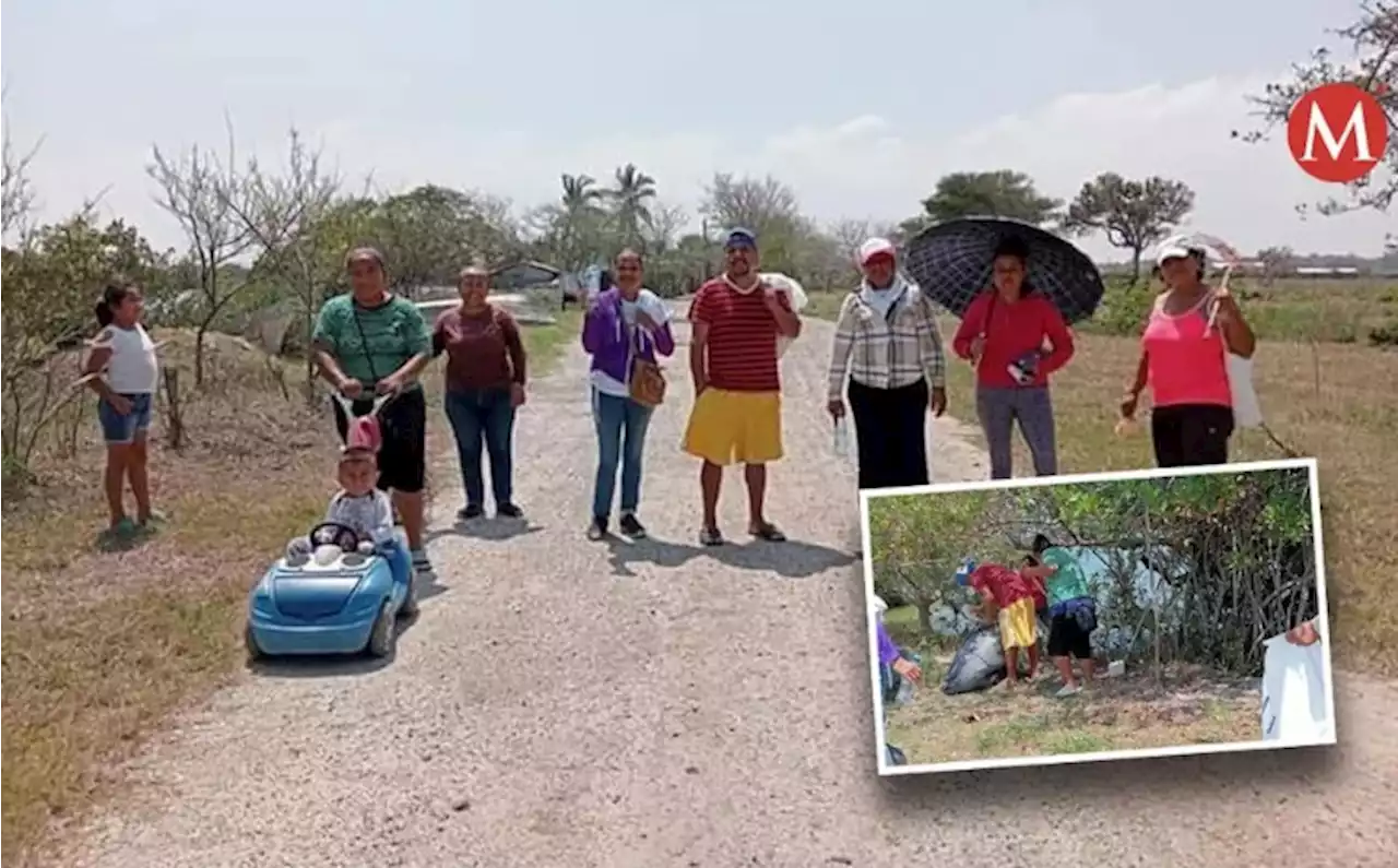 Ciudadanos limpian la playa Cucharas del norte de Veracruz