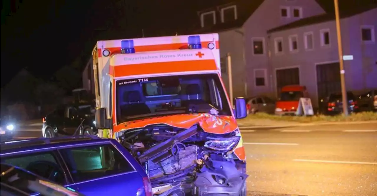 Hoher Schaden und drei Verletzte: Polizei nennt nach Unfall mit Rettungswagen weitere Details